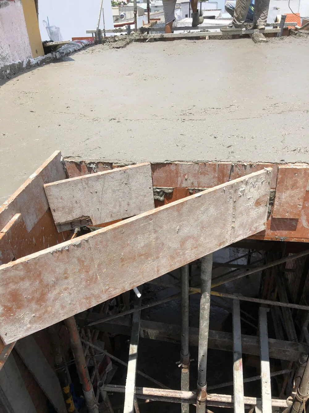 Đổ bê tông sàn sân thượng - Đi ống chờ điện tường tầng trệt, tầng 1