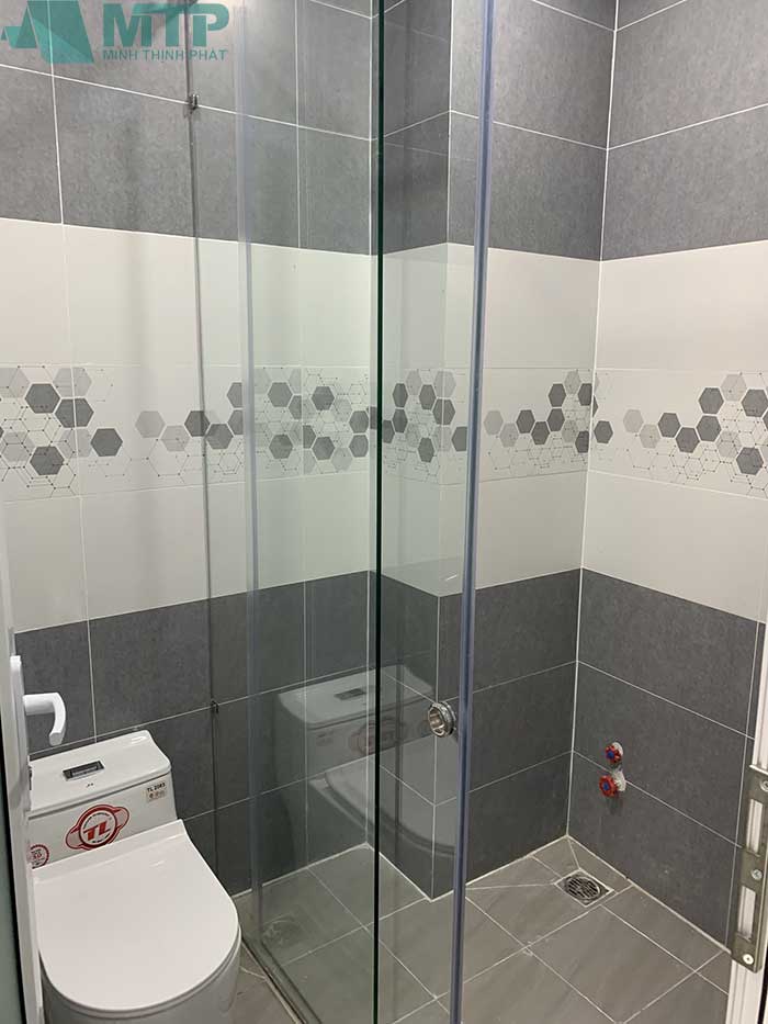 Phòng tắm kết hợp toilet có kính ngăn tiện lợi