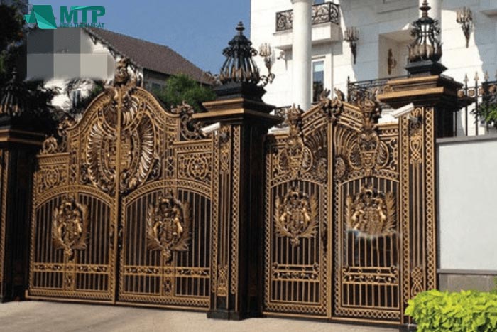 Cổng sắt nghệ thuật có cổng chính và cổng phụ